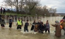 Стотици мигранти прекосиха нелегално границата с Македония