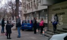 Ученици влизат в съда за разпознаване на крадец