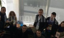 Дариха книги на читалището в Тополчане