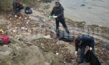 Доброволци чистят плажа в "Аспарухово"