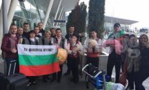 Шуменци посрещнаха героите си от световното по муай тай в Тайланд с гайди и хоро
