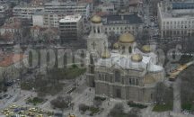 Разчистват за денонощие таксиметровата стоянка пред Катедралата