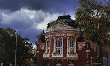 Варненският театър отличи шестима ветерани със „Златна маска“