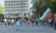 Пловдивчани се хващат на хоро в Цар-Симеоновата градина