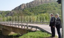 Проверяват незаконно строителство под моста на "Дълга лъка"