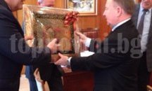 Депутатът Васил Антонов дари президента на Международния фонд за православно единство с картина на плевенски художник
