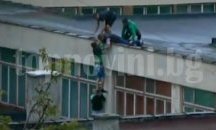 Деца се катерят и висят от покриви на високи сгради в Добрич