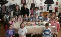 Деца и дами от клуб "Сръчни ръце" боядисваха великденски яйца в Асеновци