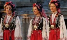 Певици от ансамбъл "Тракия" подгряват концерта на Крис Корнел в Пловдив