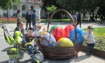 Огромна кошница с великденски яйца радва плевенчани