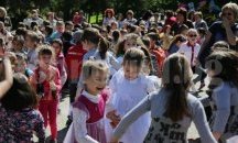 Стотици великотърновски деца пяха и танцуваха в Деня на земята