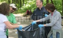 Посланикът на САЩ у нас се включи в почистването на Южния парк