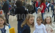 Над 260 хил. деца в България растат със „скайп родители”