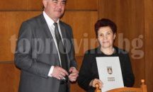 Връчиха договорите за одобрените проекти за съфинансиране от община Плевен