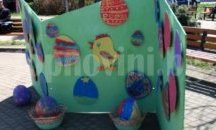 Ученици поставят арт инсталация на Дървото на традициите във „Възраждане“