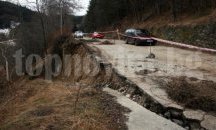 Свлачище застрашава пътя между две села в Разложко