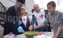 Дядо Николай боядисва яйца с деца от социални домове