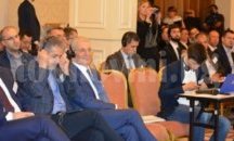 Мъже с костюми бягат в нестандартен крос в Пловдив