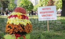 Кашпи с разноцветни петунии украсиха Плевен за Великденските празници