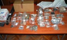 Задържаха двама с наркотици след битов скандал