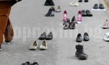 Десетки хървати протестираха с обувки срещу емиграцията (снимки)