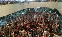Протестиращи нахлуха в иракския парламент, извънредно положение в Багдад