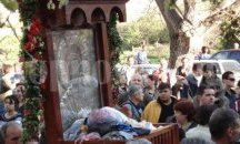 Копие на чудотворната икона повежда шествието от Бачковския манастир