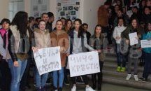 Ученици скочиха в подкрепа на охранителите в школото си