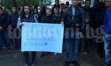 Стотици излязоха на протест срещу агресията в Раднево