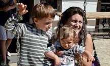 120-годишен кантар и гергьовска люлка в Етнографската къща в Добрич