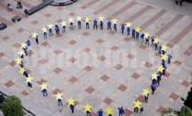 Младежи изобразиха с телата си 28 звезди в Стара Загора