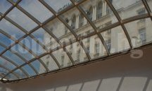 Счупиха стъкло на купола на Ларгото