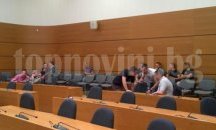 Празна зала за обсъждането на забраната на бурките в Пловдив