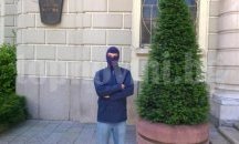 Пловдивчанин протестира срещу неприемането на забраната за бурките