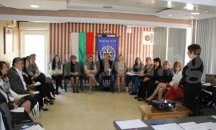 Предимствата на оглеждане на деца в семейна среда разглеждат на обучение в Сливен