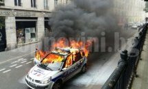 Полицейска кола горя по време на протест в Париж