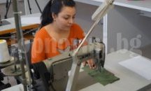 Десетки шивачки протестираха срещу разрушаването на път към работното им място