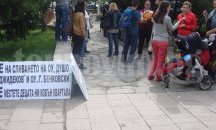 Родители очакват областният управител да върне решението за сливане на училища