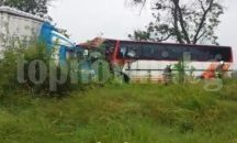 Автобус с учители от Поморие и Ахелой се удари в ТИР край Сливен