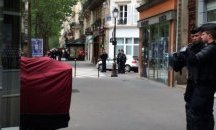 Кола се блъсна в полицейски ван на Шанз-Елизе и пламна