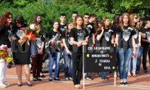Ученици от Ген. Тошево с тениска, вместо лъскав тоалет на бала