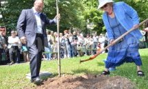 Татяна Лолова засади своя липа в Алеята на славата в Стара Загора