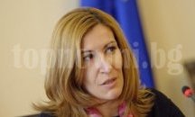 Чадър на плажа - срещу консумация, обещава Ангелкова
