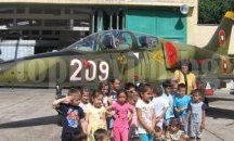 Малчугани от Долна Митрополия посетиха Учебната авиационна група за Деня на детето