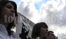 Ученици четат Христо Ботев в метрото