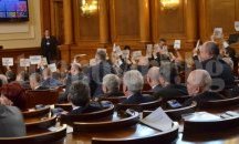 След ожесточени спорове парламентът реши: Ще купуваме самолети и кораби