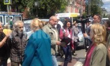 Граждани спряха движението при СУ, искат референдум за по-скъпия билет