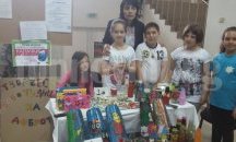 Ученици от Разград организираха благотворителна-изложба базар