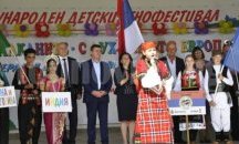 С призови награди от етнофестивала в Минерални бани се завърнаха танцьори и певица от област Разград