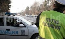 Неправоспособна шофьорка се удари в няколко дървета, пострадаха бащата и мъжът и